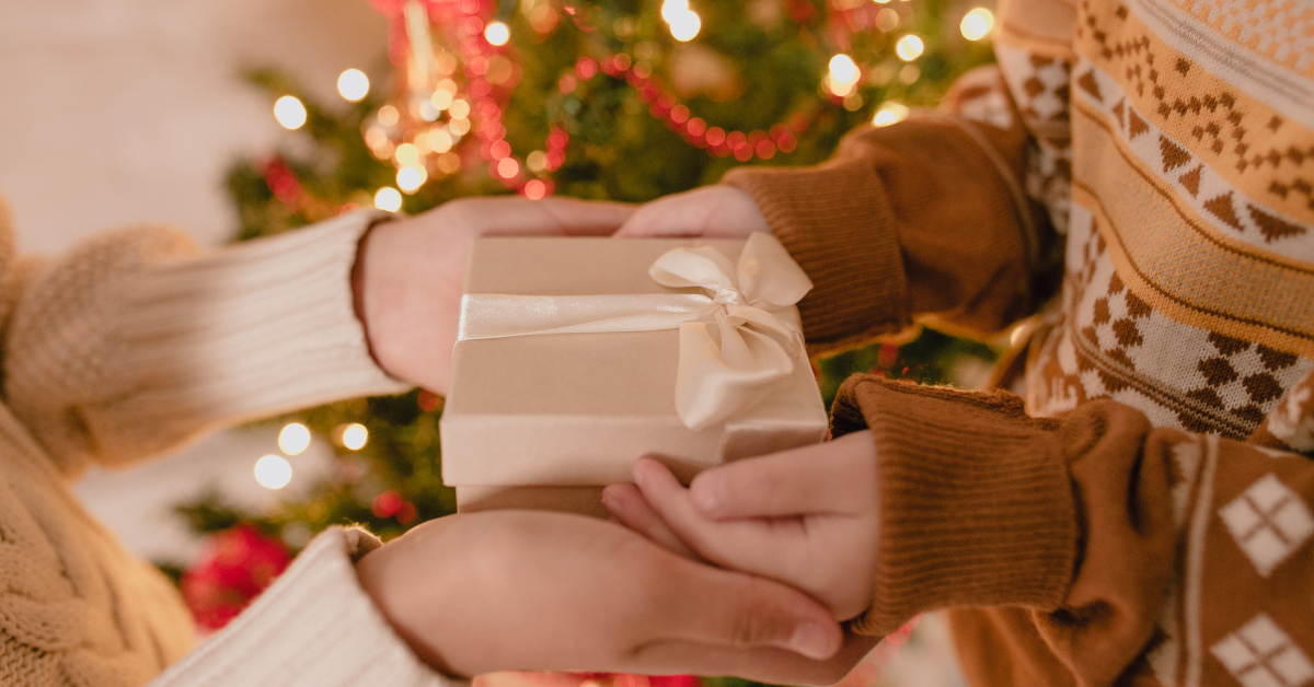 Content Insurance of the Christmas gift in hands